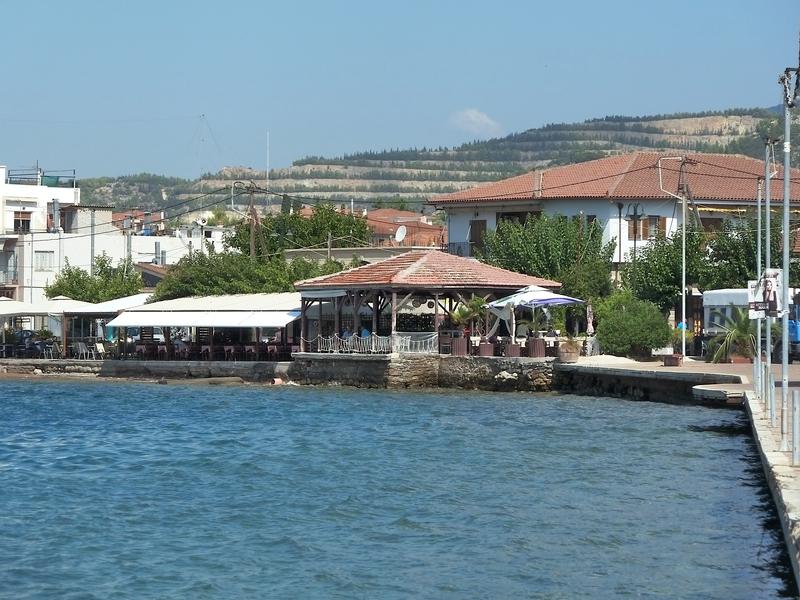 Καφέ κι εστιατόρια στη παραλία της Αγριάς