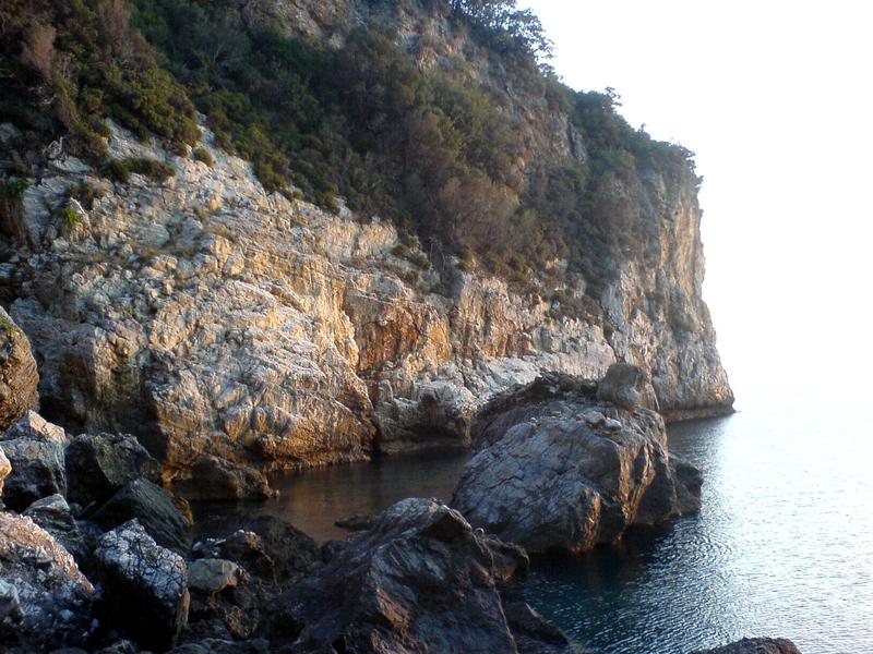 Μεγάλοι βράχοι στη παραλία της Φακίστρας