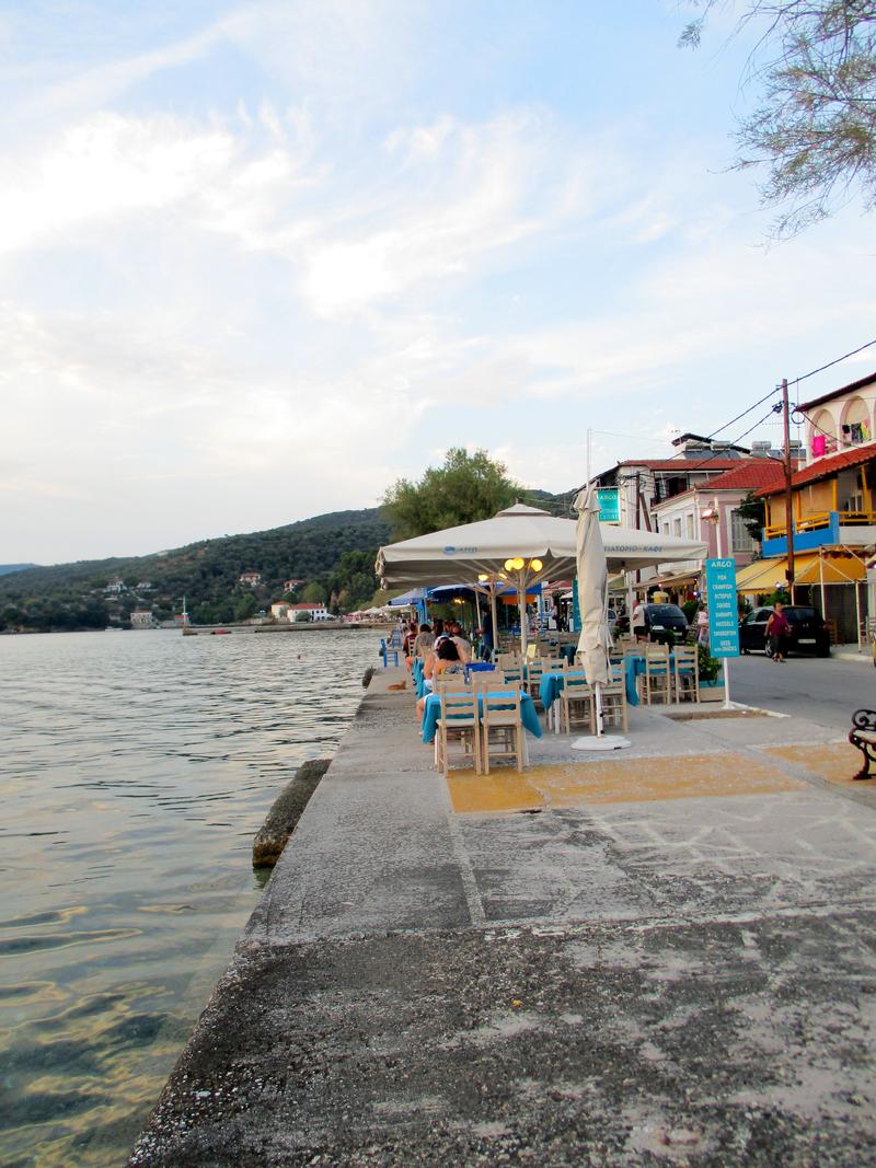 Cafés and restaurants by the sea in Milina