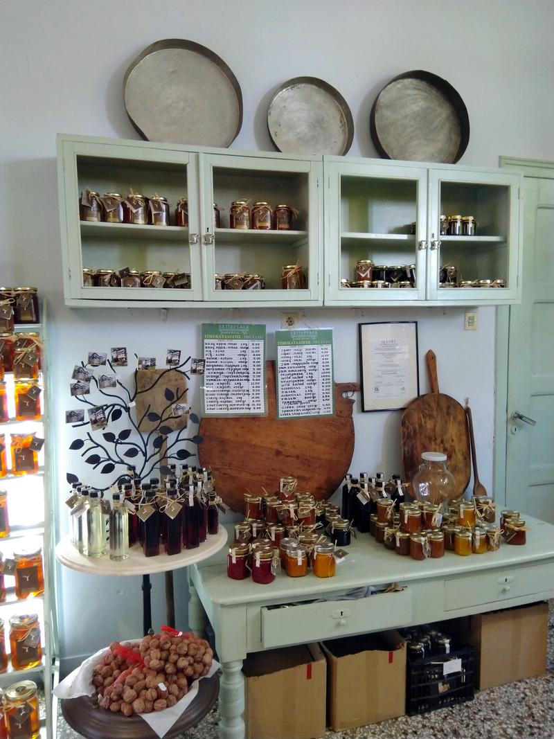 Παραδοσιακά προϊόντα προς πώληση και παραδοσιακά σκεύη που διακοσμούν το εσωτερικό του συνεταιρισμού